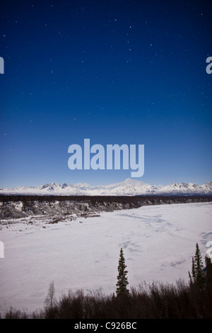 Fernsicht auf Mt. McKinley bei Dämmerung, Denali State Park, Yunan Alaska, Winter Stockfoto