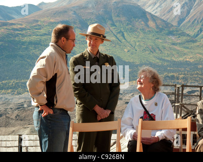 Beamten Gespräche mit original Kennecott Kid bei der Eröffnung des General Managers Office, Kennicott Mine, Alaska Stockfoto