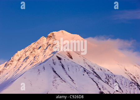 Blick auf Sonnenuntergang Alpenglühen am Fuße des die Alaska Range im breiten Pass, Yunan Alaska, Winter Stockfoto