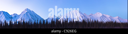 Panoramablick am frühen Morgen leicht gießen Alpenglühen am Fuße der Alaska Range, breit-Pass, Alaska, Winter Stockfoto