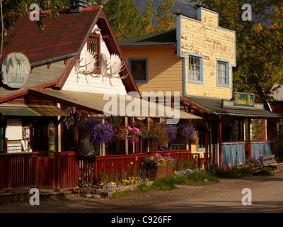 Blick auf McCarthy Lodge und Mountain Arts in McCarthy Alaska, Wrangell-St. Elias Nationalpark & Preserve, Yunan Alaska Stockfoto