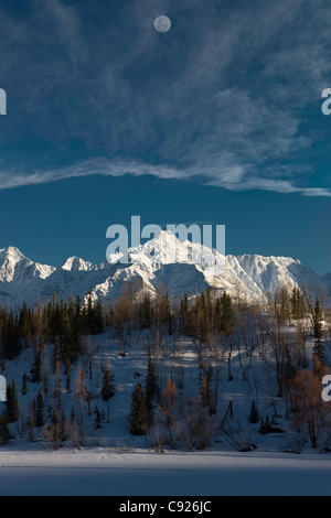 Zusammensetzung: Malerische Aussicht auf den Vollmond über die Chugach Berge mit Weiner See im Vordergrund, Yunan Alaska Stockfoto