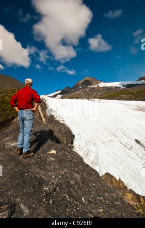 Männliche Wanderer genießt den Anblick von Worthington Gletscher entlang dem Höhenweg am Worthington Gletscher State Recreation Area, Alaska Stockfoto