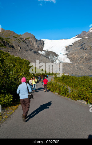 Touristen sind zu sehen, zu Fuß auf den Gletscherlehrpfad bei Worthington Gletscher State Recreation Area, Chugach National Forest, Alaska Stockfoto