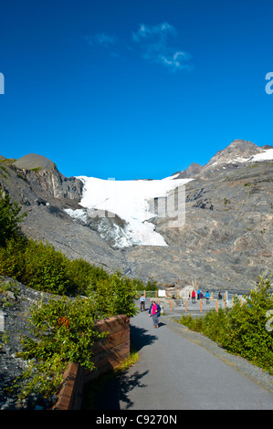 Touristen sind zu sehen, zu Fuß auf den Gletscherlehrpfad bei Worthington Gletscher State Recreation Area, Chugach National Forest, Alaska Stockfoto