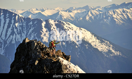 Paar stehen auf dem Gipfel des Vogels Ridge im Chugach State Park mit dem malerischen Chugach Mountains und im Hintergrund, Alaska Stockfoto