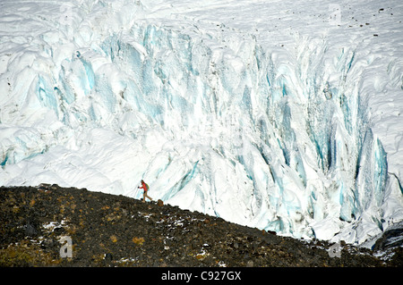 Frau auf dem Crow Pass Trail vor Raven Gletscher, Chugach Mountains, Yunan Alaska, Herbst wandern Stockfoto