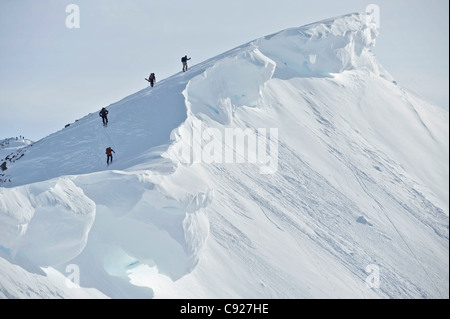 Backcountry Skifahrer auf den Grat PMS Bowl im Turnagain Pass, Chugach National Forest Yunan Alaska, Winter Stockfoto