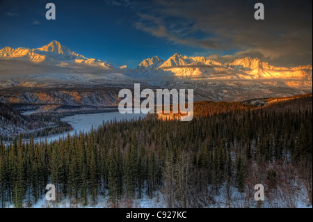 Malerische Aussicht auf den Chugach Mountian Bereich bei Sonnenuntergang von der Glenn Highway in der Yunan Alaska Winter gesehen. HDR Stockfoto