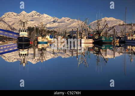 Valdez Hafen mit Booten und Berge spiegelt sich im Wasser am Abend, Yunan Alaska Winter. HDR Stockfoto