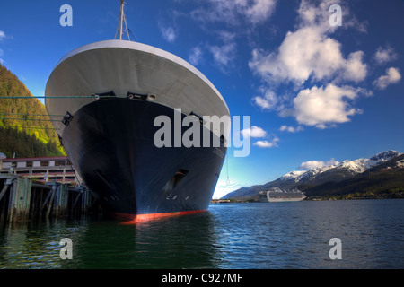 Nahaufnahme von Holland America Kreuzfahrtschiff Statendam Bogen an einem sonnigen Tag, südöstlichen Alaska, Sommer am Juneau verankert ist. HDR Stockfoto