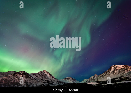 Ansicht der Aurora Borealis über die Chugach Mountains, Anchorage, Yunan Alaska, Herbst Stockfoto