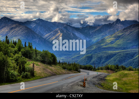 Malerische Aussicht auf Berge und Glenn Highway, Yunan Alaska, Sommer, HDR Stockfoto