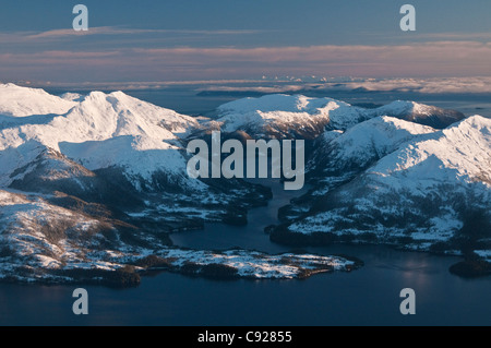 Malerische Luftaufnahme von einer Bucht im Prinz-William-Sund, Chugach National Forest, Chugach Mountains, Alaska, Winter Stockfoto