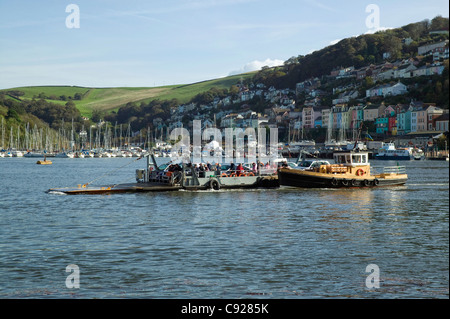 Großbritannien, England, Devon, Dartmouth, Boote und die unteren Ferry auf dem Fluss Dart, Dartmouth im Hintergrund Stockfoto