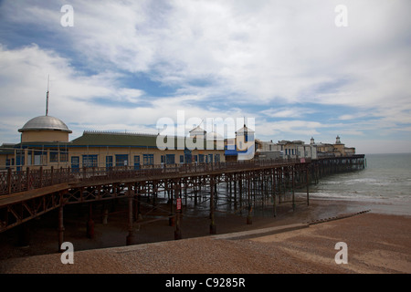 Großbritannien, England, East Sussex, Hastings, Blick auf Hastings Pier vom Strand bei Ebbe 2010 Stockfoto