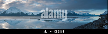 Malerische Panorama der Kenai Mountains reflektiert im Turnagain Arm, Yunan Alaska, Winter Stockfoto