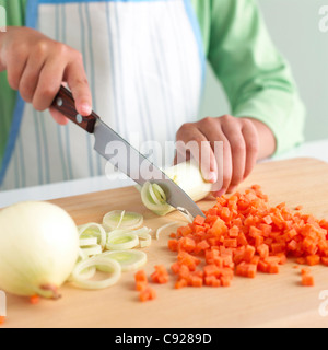 Zerkleinern von Gemüse Stockfoto