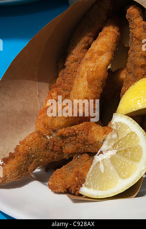 Australien, Tasmanien, Hobart, Franklin Wharf, Fish &amp; Chips in Packpapier eingewickelt Stockfoto