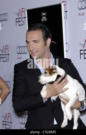 Jean Dujardin, Uggie im Ankunftsbereich für THE ARTIST Premiere beim AFI FEST, Graumans Chinese Theatre, Los Angeles, CA 8. November 2011. Foto von: Michael Germana/Everett Collection Stockfoto