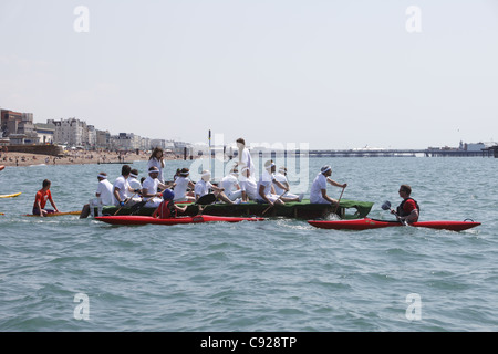 Die schrulligen jährliche Paddel etwas ungewöhnliche Round The Pier, statt an einem Wochenende im Juli in Brighton und Hove, East Sussex, England Stockfoto