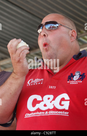 Skurrile jährliche Zwiebel essen Wettbewerb gehalten während der Newent Zwiebel Fayre, September in Newent, Gloucestershire, England Stockfoto