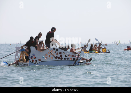 Die schrulligen jährliche Paddel etwas ungewöhnliche Round The Pier, statt an einem Wochenende im Juli in Brighton und Hove, East Sussex, England Stockfoto