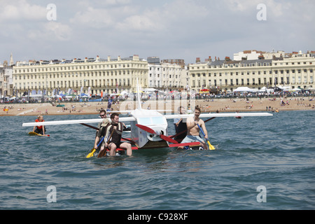 Ärmelkanal Nordsee East Sussex Großbritannien GB Großbritannien Großbritannien Sommer Juli Bad Splash nassen kalten kühlen Temperaturen verwöhnen junge Stockfoto