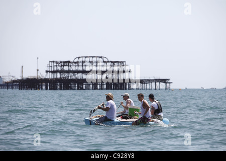 Die schrulligen jährliche Paddel etwas ungewöhnliche Round The Pier, statt an einem Wochenende im Juli in Brighton und Hove, East Sussex, England Stockfoto