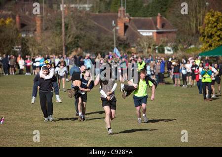 Die schrulligen jährliche Frau tragen Rennen statt an einem Wochenende im März, um die Nower, Dorking, Surrey, England Stockfoto