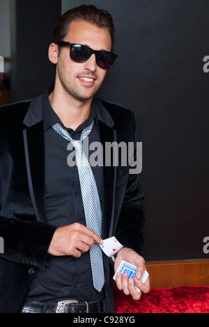 Man rutscht Karten Ärmel Stockfoto