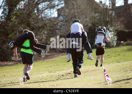 Die schrulligen jährliche Frau tragen Rennen statt an einem Wochenende im März, um die Nower, Dorking, Surrey, England Stockfoto