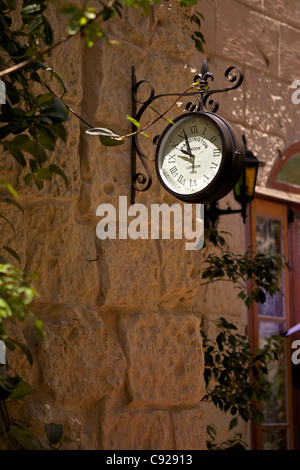 Original Uhr vom Bahnhof Paddington entfernt in einem Restaurant in Mdina im Citta Vecchia oder Altstadt. Stockfoto