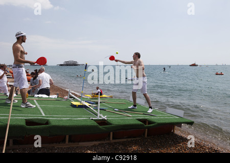 Die schrulligen jährliche Paddel etwas ungewöhnliche Round The Pier, statt an einem Wochenende im Juli in Brighton und Hove, East Sussex, England Stockfoto