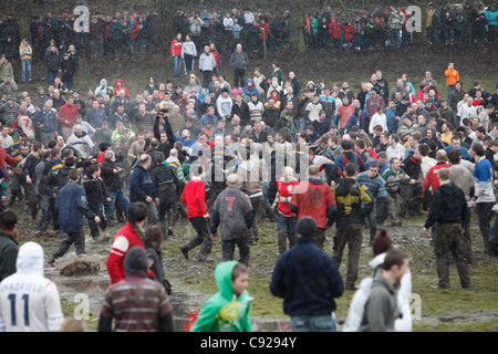 Das jährliche Royal Fasching Fußball-Spiel statt über 2 Tage am Faschingsdienstag und Aschermittwoch in Ashbourne, Derbyshire, England Stockfoto