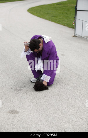 Die schrulligen jährlichen London rückwärts laufen, statt an einem Wochenende im Juli auf einer Strecke von Crystal Palace Park, London, England Stockfoto