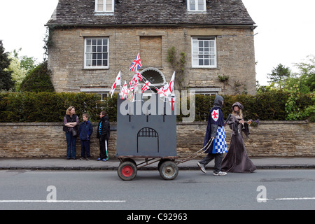 Die schrulligen jährliche Tolles Shirt Rennen statt am Pfingsten Bank Holiday Wochenende Ende Mai in Bampton, Oxfordshire, England Stockfoto