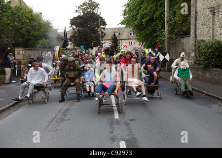 Die schrulligen jährliche Tolles Shirt Rennen statt am Pfingsten Bank Holiday Wochenende Ende Mai in Bampton, Oxfordshire, England Stockfoto