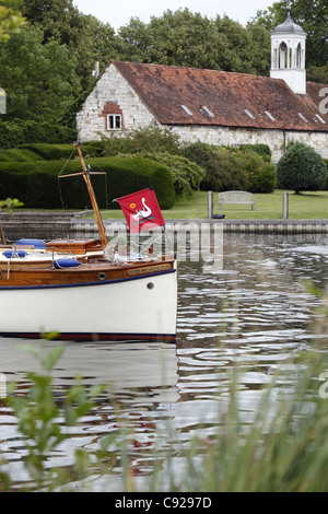 Ein Gefolge von Boote folgen der Swan-Oberteil hinunter den Fluß während Swan Upping, Themse, Henley, England Stockfoto