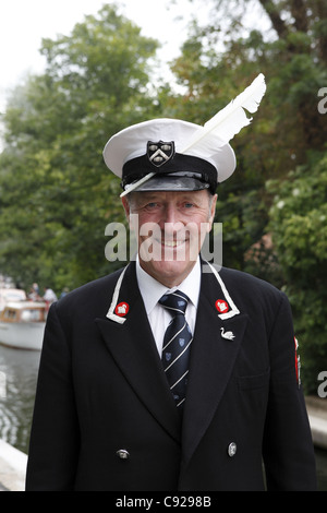 Ein Porträt der Königin Swan Marker, gesehen bei Hurley Lock während Swan Upping, Themse, Henley, England Stockfoto