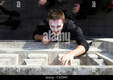 Der schrullige jährlichen Zombie Walk statt auf ein Herbst-Wochenende vom Bahnhof zum Strand in Brighton, East Sussex, England Stockfoto