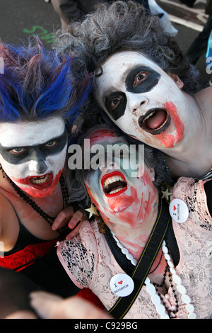 Der schrullige jährlichen Zombie Walk statt auf ein Herbst-Wochenende vom Bahnhof zum Strand in Brighton, East Sussex, England Stockfoto