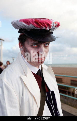 Der schrullige jährlichen Zombie Walk statt auf ein Herbst-Wochenende vom Bahnhof zum Strand in Brighton, East Sussex, England Stockfoto