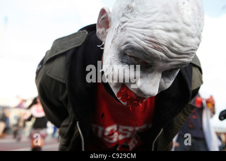 Der schrullige jährlichen Zombie Walk statt auf ein Herbst-Wochenende vom Bahnhof zum Strand in Brighton, East Sussex, England Stockfoto