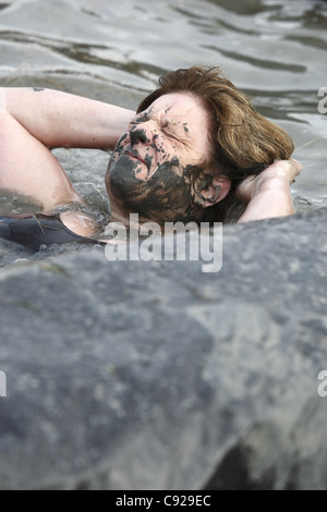 Die schrulligen jährliche Schlamm Wrestling Championships, statt bei der Lowland Games Festival, Ende Juli in Thorney, Somerset, England Stockfoto