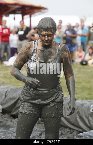 Die schrulligen jährliche Schlamm Wrestling Championships, statt bei der Lowland Games Festival, Ende Juli in Thorney, Somerset, England Stockfoto