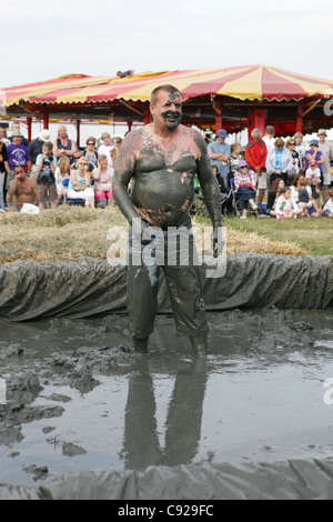 Die schrulligen jährliche Schlamm Wrestling Championships, statt bei der Lowland Games Festival, Ende Juli in Thorney, Somerset, England Stockfoto