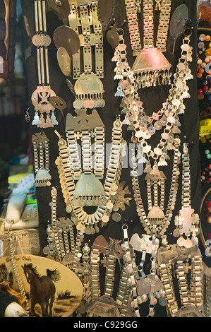 Chile, Temuco, Mercado Municipal, Schmuck am Marktstand angezeigt Stockfoto