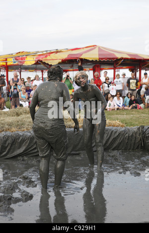 Die schrulligen jährliche Schlamm Wrestling Championships, statt bei der Lowland Games Festival, Ende Juli in Thorney, Somerset, England Stockfoto