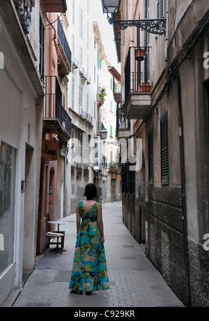 Frau im engen Gasse im alten Stadt Palma De Mallorca, Spanien, Europa Stockfoto